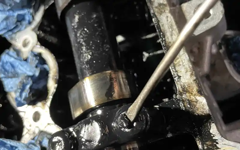 dekarbonizace motorového prostoru