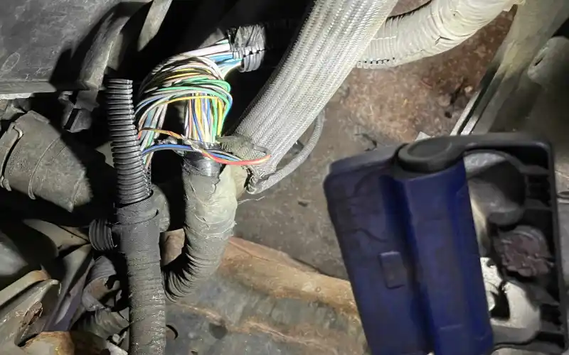 Zlomený kabel napájení řídící jednotky Ford Mondeo