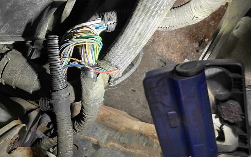 Zlomený kabel napájení řídící jednotky Ford Mondeo