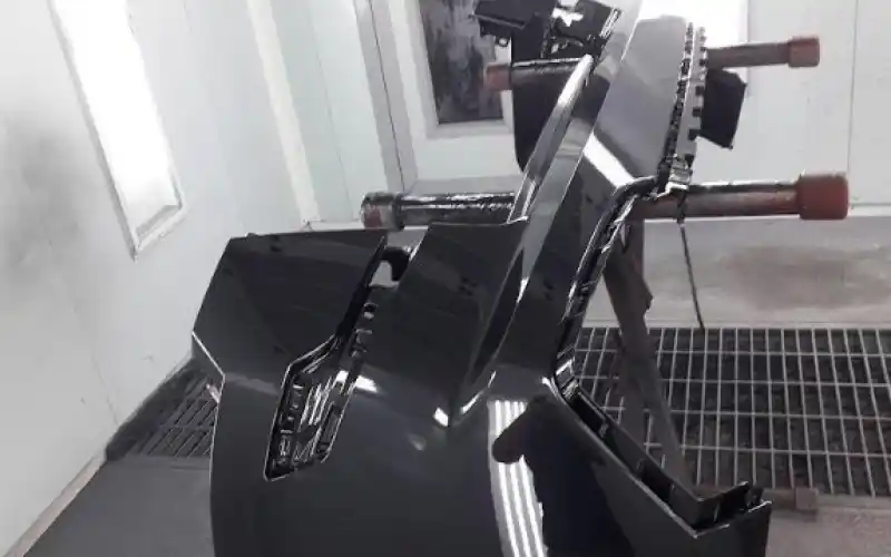 Neue Heckstoßstange nach der Lackierung