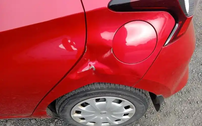 Nissan Micra: Unfallschaden an der hinteren Seitenwand