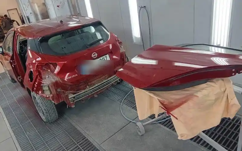 Nissan Micra in der Lackierkabine nach der Lackierung, Zusammenbau
